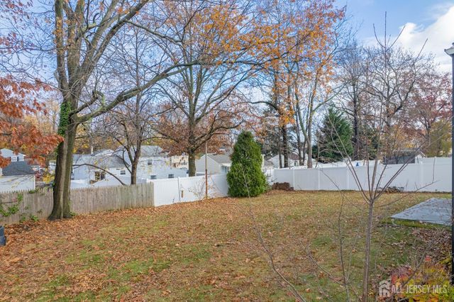 33 Larchmont Road, Edison, NJ 08837