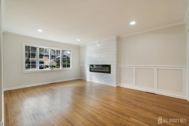 33 Larchmont Road, Edison, NJ 08837