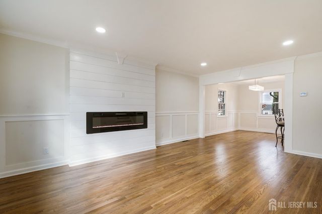 33 Larchmont Road, Edison, NJ 08837