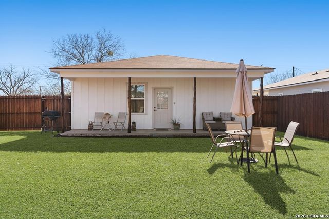 924 Apple, Fredericksburg, TX 78624