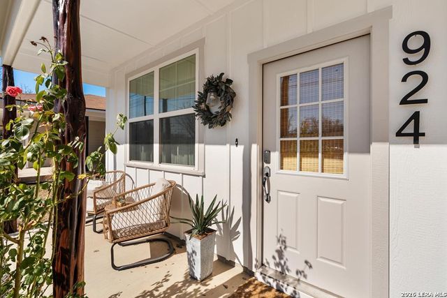 924 Apple, Fredericksburg, TX 78624