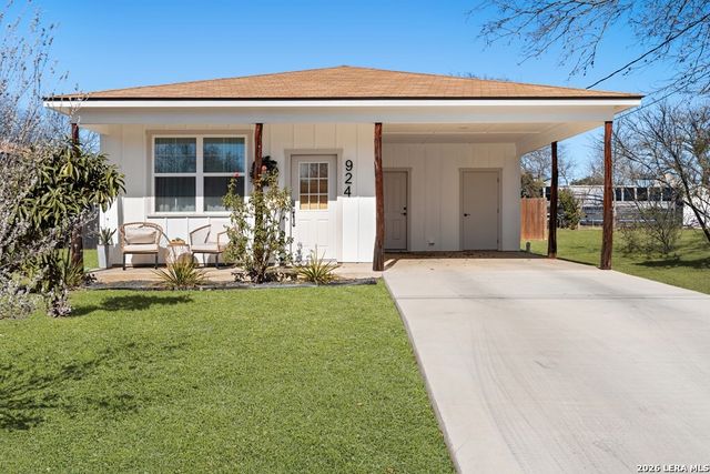 924 Apple, Fredericksburg, TX 78624