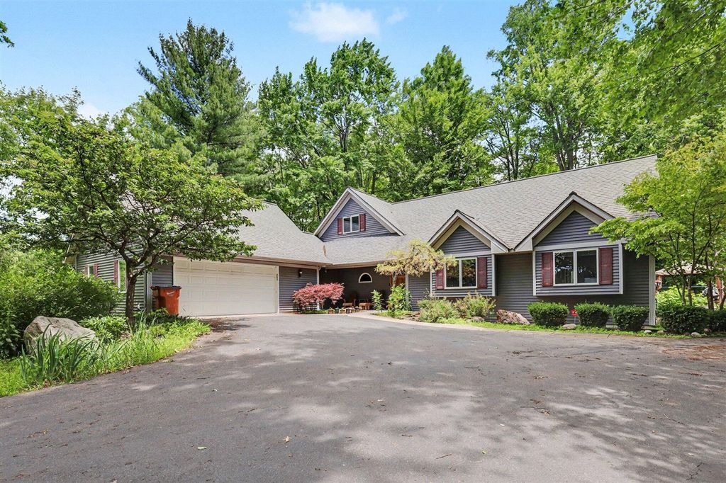 10735 Brown Lake Drive, Rockford, MI 49341