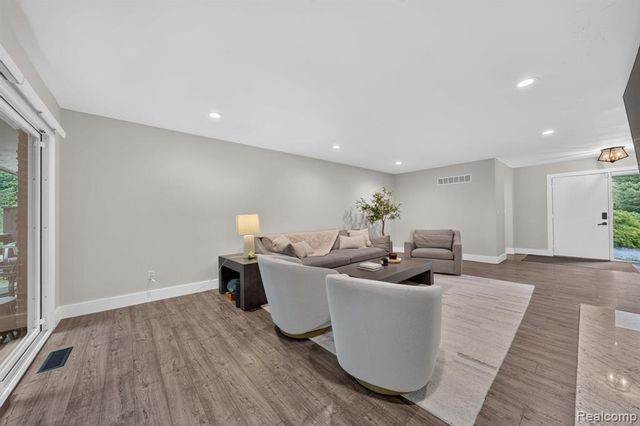 5730 Pine View Drive, Ypsilanti, MI 48197
