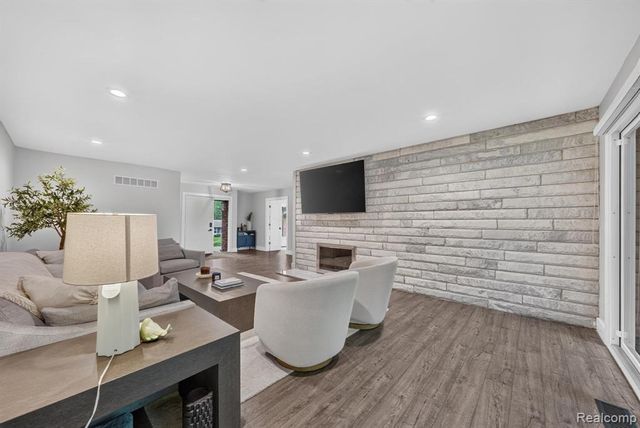 5730 Pine View Drive, Ypsilanti, MI 48197