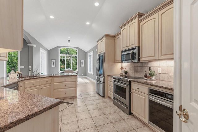 W279N5280 Hanover Hill COURT, Lisbon, WI 53089
