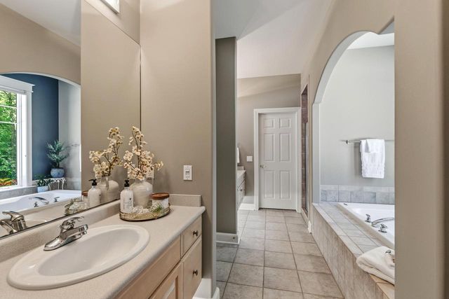 W279N5280 Hanover Hill COURT, Lisbon, WI 53089