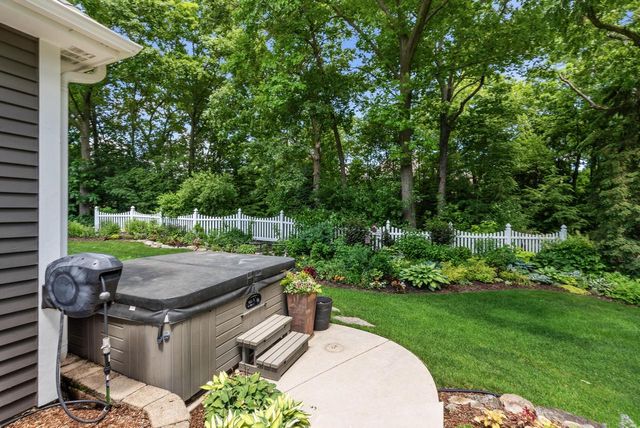 W279N5280 Hanover Hill COURT, Lisbon, WI 53089
