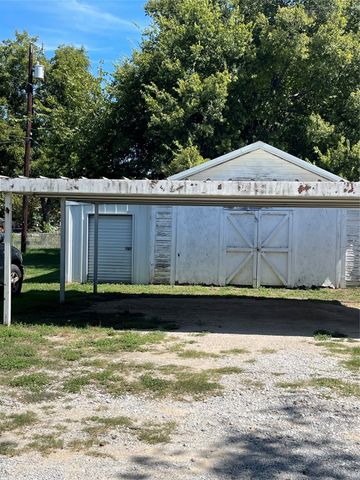 310 W Cobb Street, Bridgeport, TX 76426