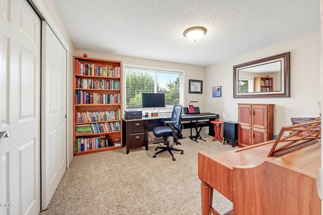 2867 Spring Hills Drive, Medford, OR 97504
