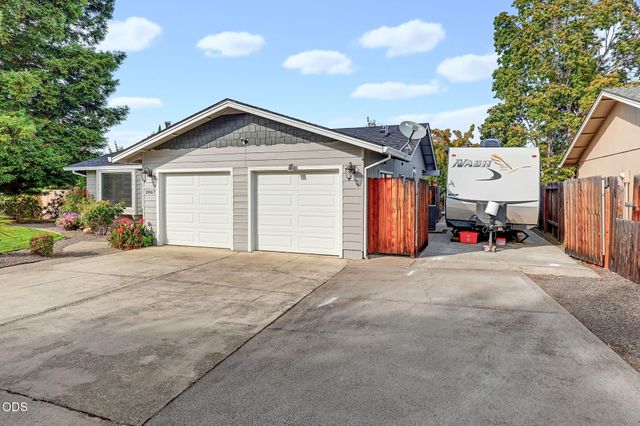 2867 Spring Hills Drive, Medford, OR 97504
