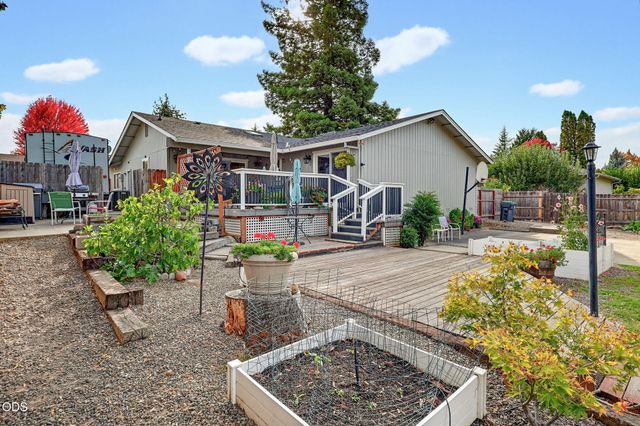 2867 Spring Hills Drive, Medford, OR 97504