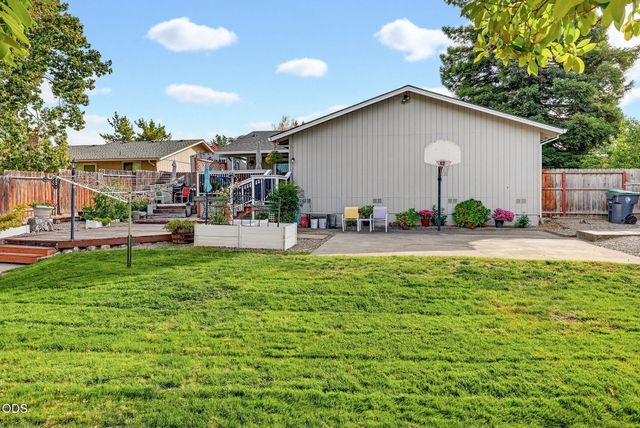 2867 Spring Hills Drive, Medford, OR 97504