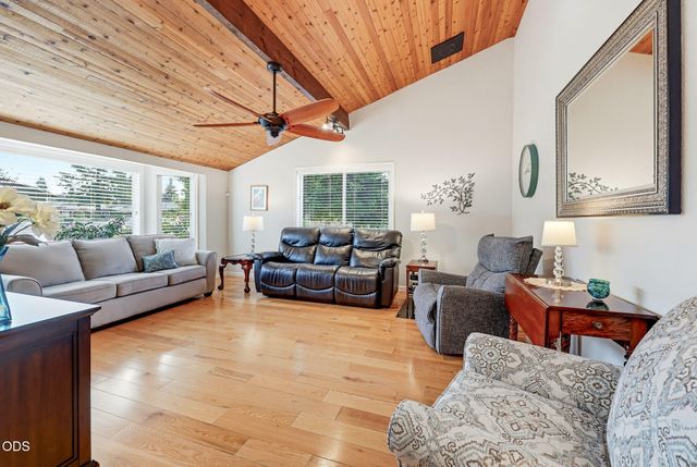 2867 Spring Hills Drive, Medford, OR 97504