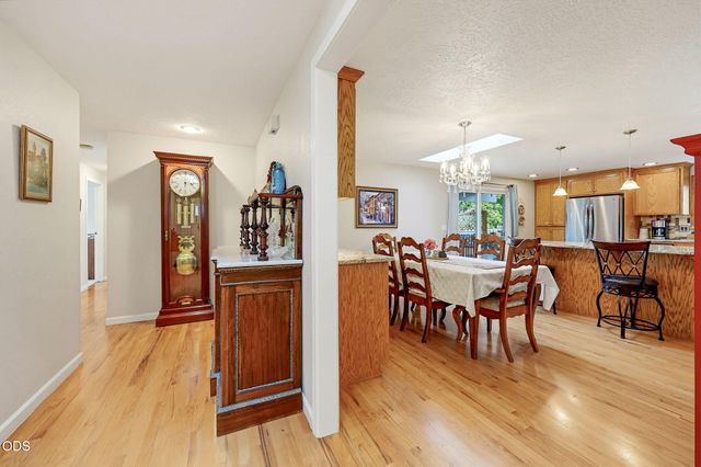 2867 Spring Hills Drive, Medford, OR 97504