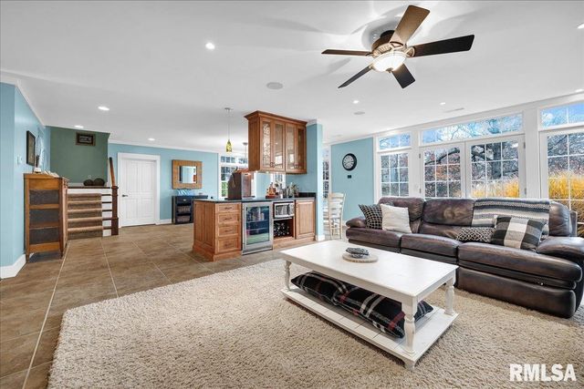 1015 Sunny Knoll Drive, Galesburg, IL 61401