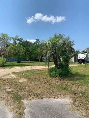 157 Cossin Road, Angleton, TX 77515