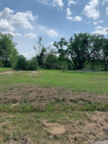 157 Cossin Road, Angleton, TX 77515