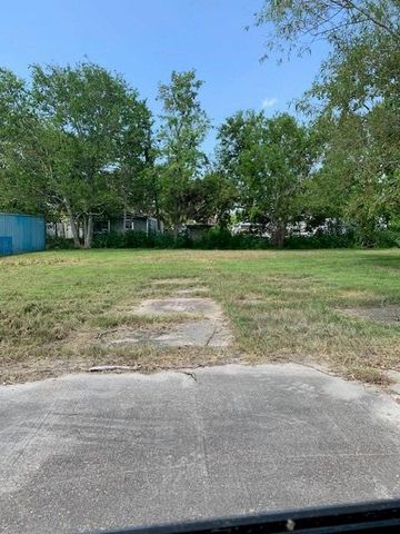 157 Cossin Road, Angleton, TX 77515