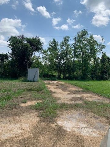 157 Cossin Road, Angleton, TX 77515