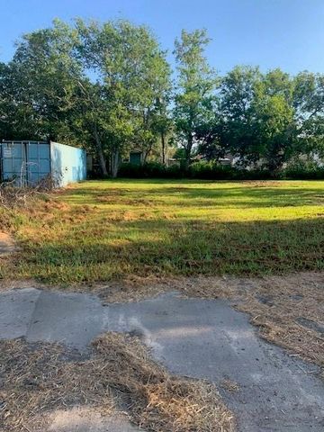 157 Cossin Road, Angleton, TX 77515