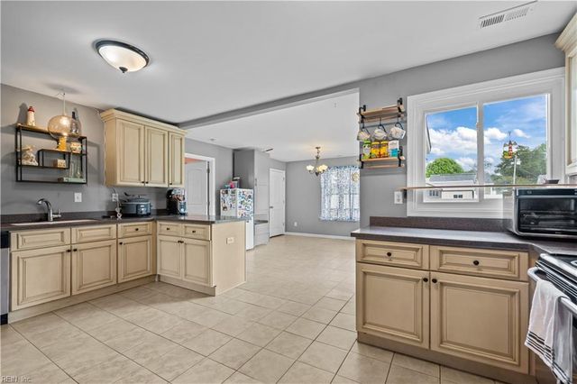 218 Logan DR, Portsmouth, VA 23701