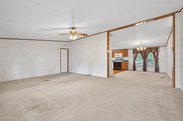 121 E Oak Shadows, Onalaska, TX 77360