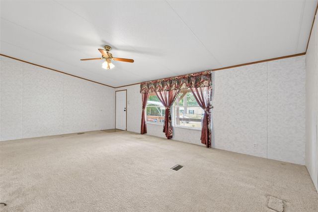 121 E Oak Shadows, Onalaska, TX 77360
