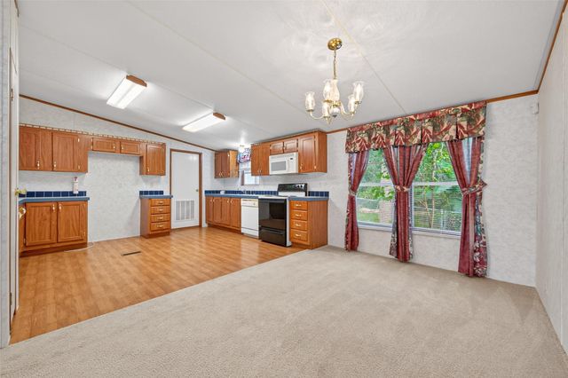 121 E Oak Shadows, Onalaska, TX 77360