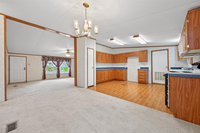 121 E Oak Shadows, Onalaska, TX 77360
