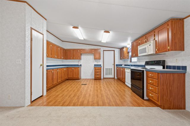 121 E Oak Shadows, Onalaska, TX 77360