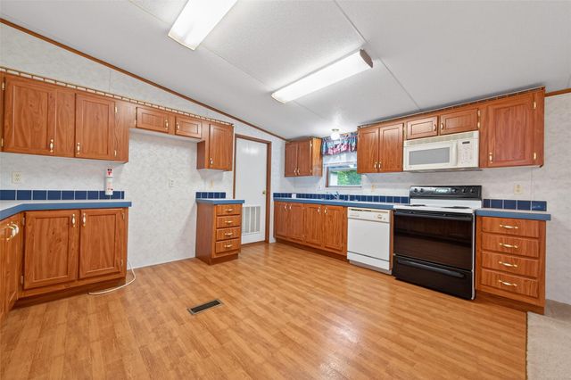 121 E Oak Shadows, Onalaska, TX 77360