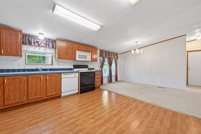121 E Oak Shadows, Onalaska, TX 77360