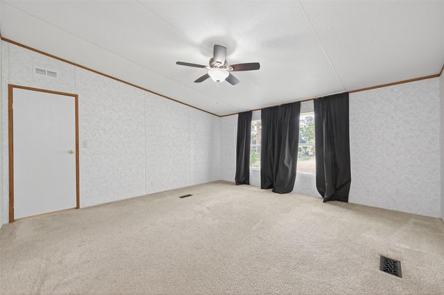 121 E Oak Shadows, Onalaska, TX 77360