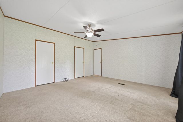 121 E Oak Shadows, Onalaska, TX 77360
