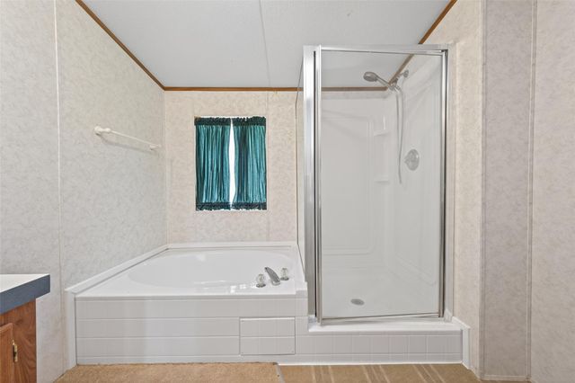 121 E Oak Shadows, Onalaska, TX 77360