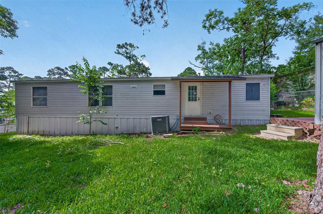 121 E Oak Shadows, Onalaska, TX 77360