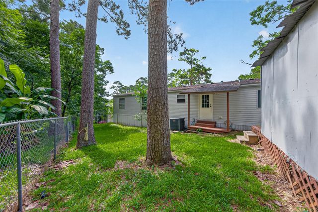 121 E Oak Shadows, Onalaska, TX 77360