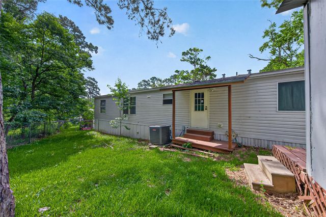 121 E Oak Shadows, Onalaska, TX 77360