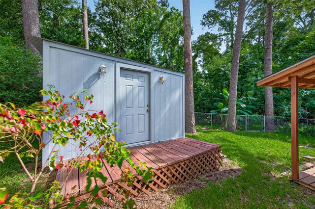 121 E Oak Shadows, Onalaska, TX 77360