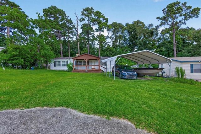 121 E Oak Shadows, Onalaska, TX 77360