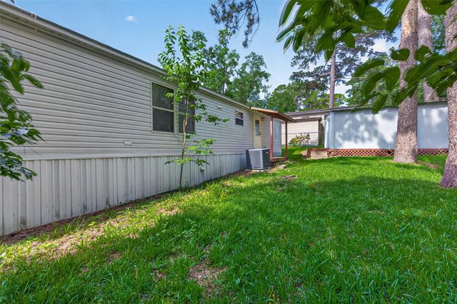 121 E Oak Shadows, Onalaska, TX 77360