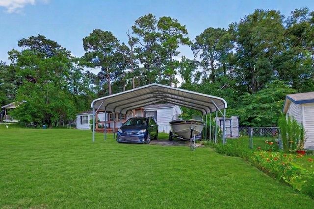 121 E Oak Shadows, Onalaska, TX 77360