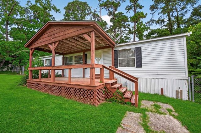 121 E Oak Shadows, Onalaska, TX 77360