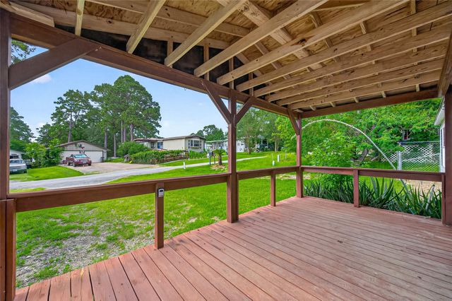 121 E Oak Shadows, Onalaska, TX 77360
