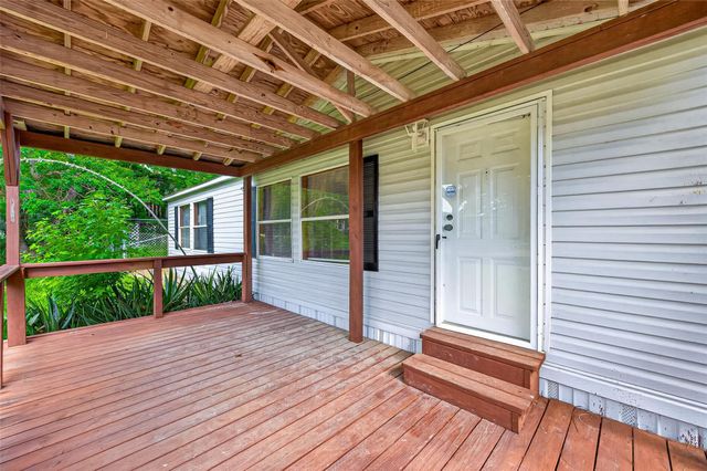121 E Oak Shadows, Onalaska, TX 77360