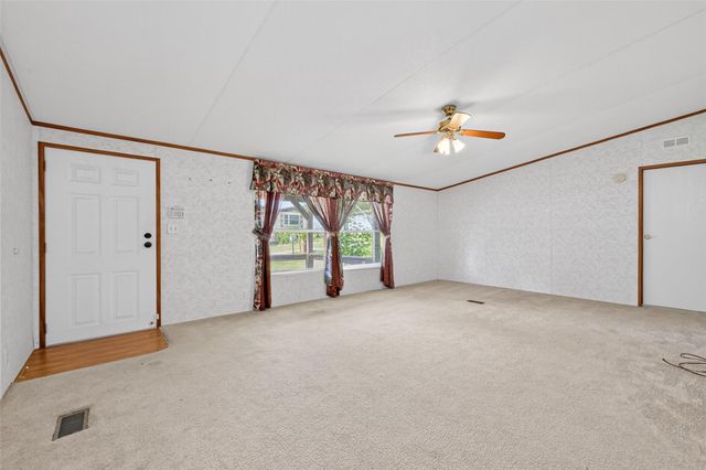 121 E Oak Shadows, Onalaska, TX 77360