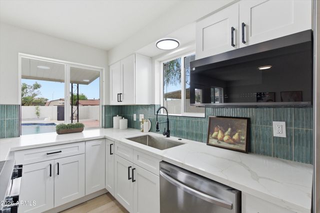 2211 W WINDROSE Drive, Phoenix, AZ 85029