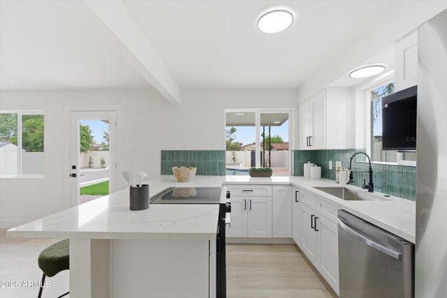 2211 W WINDROSE Drive, Phoenix, AZ 85029