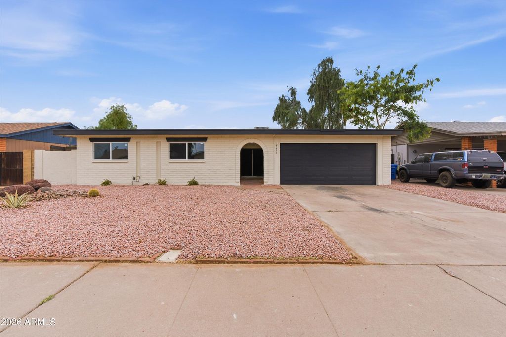 2211 W WINDROSE Drive, Phoenix, AZ 85029